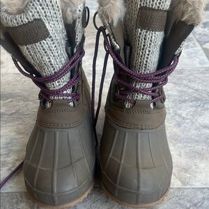 Khombu Olive Boots with Purple Laces